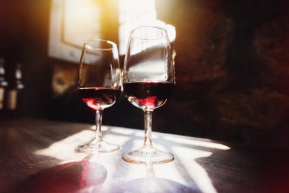 Dos copas de vino en una bodega